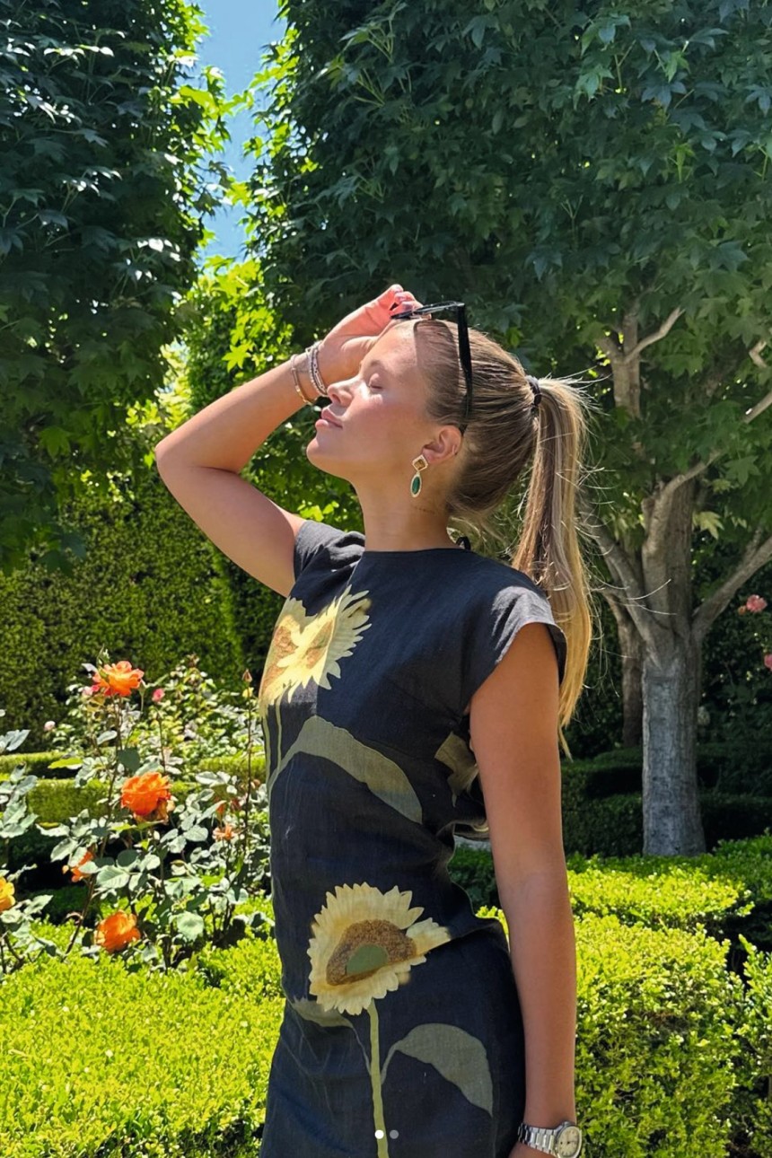 The Summer Vacation Look of Sofia Richie Grainge Shows That Accessories Can Say More Than Logos