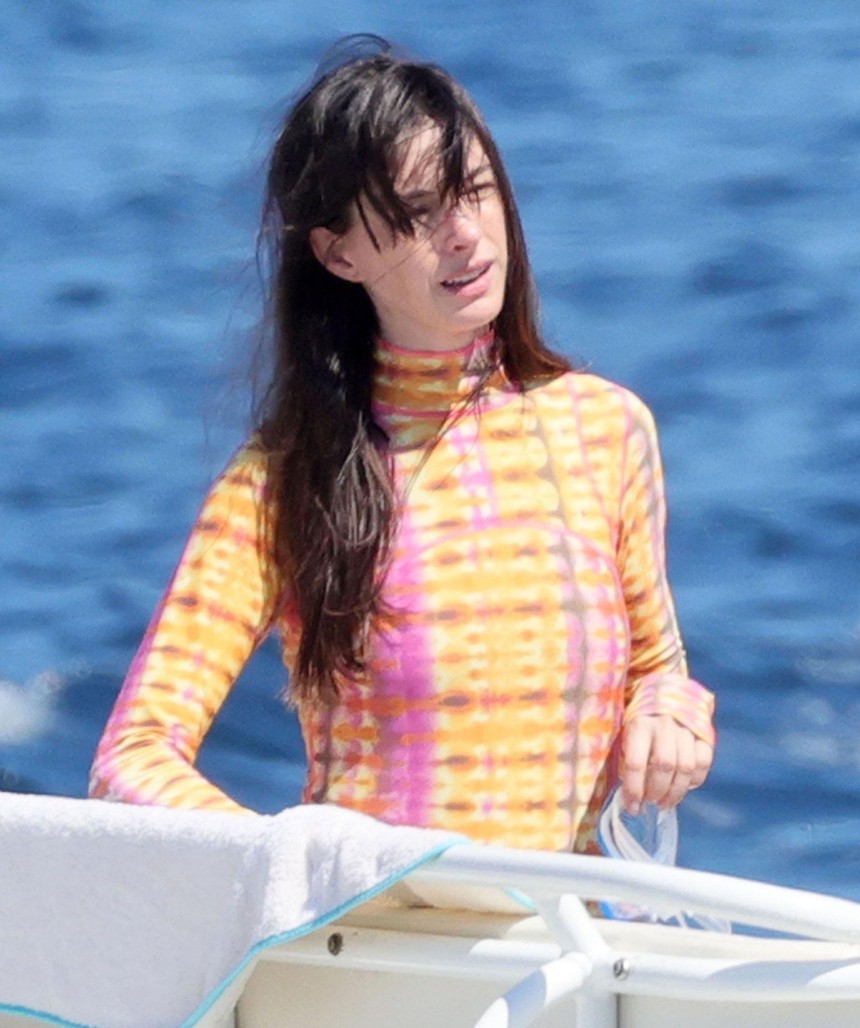 Anne Hathaway's Amalfi Coast Sun-Safe Look Is Just What We Need This Summer